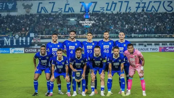 Starting line up Persib Bandung di laga menghadapi Selangor FC (Sumber: Instagram/@luchoguayco)