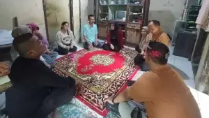 Momen Camat Cibadak, Mulyadi (memakai ikat) menemui keluarga almarhumah Titin di Desa Warnajati, Selasa (30/12/2025). (Sumber Foto: Istimewa)