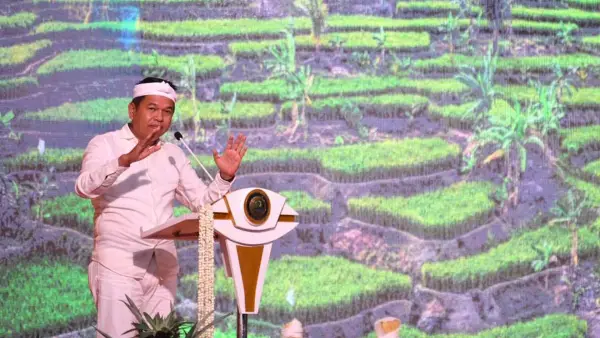 Gubernur Jawa Barat Dedi Mulyadi saat memberikan sambutan dalam Rapat Evaluasi Pembangunan Tahun 2025 di Gedung Pusat Kebudayaan, Jalan Naripan, Kota Bandung, Selasa (30/12/2025). (Sumber Foto: Biro Adpim Jabar)