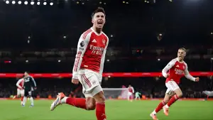 Selebrasi Martin Zubimendi setelah mencetak gol ke gawang Aston Villa (Sumber: web/arsenal.com)