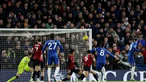 Tendangan Enzo Fernandez tak mampu dibendung Petrovic (Sumber: web/chelsea.com)