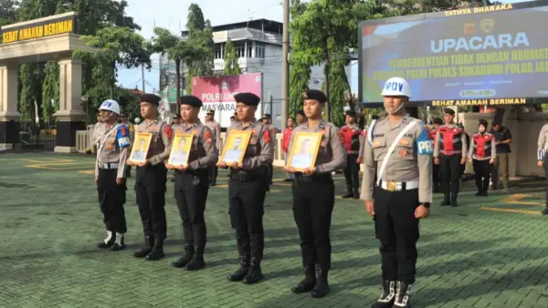 Empat Personel Polisi yang di-PTDH oleh Polres Sukabumi. Senin (29/12/2025). (Sumber: Istimewa)