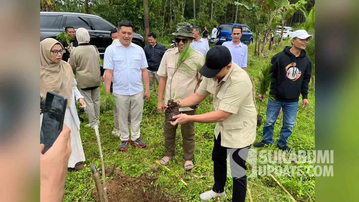 Yudha Sukmagara saat memimpin penanaman ratusan batang pohon pinus di wilayah Desa Kertaangsana.