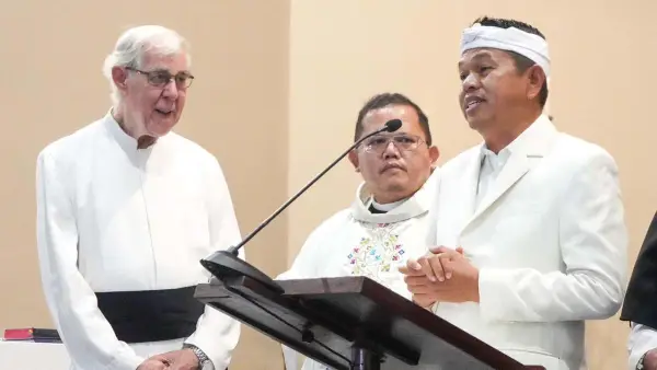 KDM saat meninjau pelaksanaan ibadah malam Natal di Gereja Katedral St. Petrus, Kota Bandung, Rabu (24/12/2025) malam. (Sumber Foto: Biro Adpim Jabar)