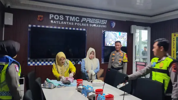 Bidan saat menangani bayi laki-laki yang lahir di Pos Pam Exit Tol Bicimi, Rabu (31/12/2025). (Sumber: Istimewa)