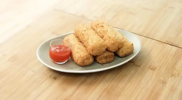 Resep Risoles Kornet Keju, Camilan Lumer Renyah Untuk Menemani Libur Panjang (Sumber : Youtube/Devina Hermawan)