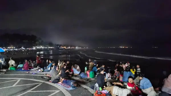 Para pengunjung di pantai Karanghawu, Cisolok, Kabupaten Sukabumi | Foto : Ilyas Supendi