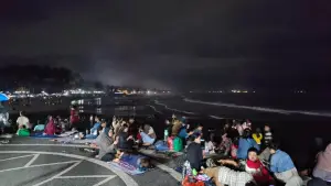 Para pengunjung di pantai Karanghawu, Cisolok, Kabupaten Sukabumi | Foto : Ilyas Supendi