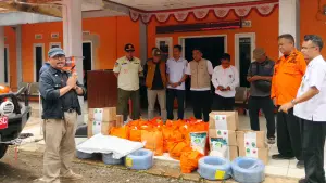 Dinas Sosial dan BPBD Kabupaten Sukabumi salurkan bantuan untuk korban banjir di Purabaya | Foto : Dok. P2BK