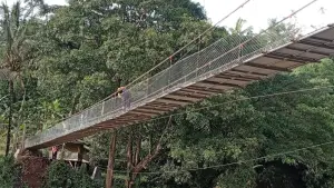 Jembatan gantung Cirampo, Cikembar, Kabupaten Sukabumi | Foto : Ragil Gilang