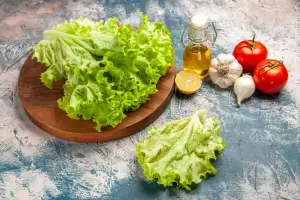 Daun Selada, kaya akan nutrisi penting seperti vitamin A, K, folat, serat, dan antioksidan (Sumber : Freepik/@KamranAydinov)