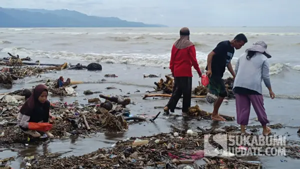 Warga Desa Loji, Kecamatan Simpenan, Kabupaten Sukabumi saat berburu kerang di balik tumpukan sampah Pantai Talanca yang surut. Jumat (1/1/2026). (Sumber: SU/Ilyas Supendi)