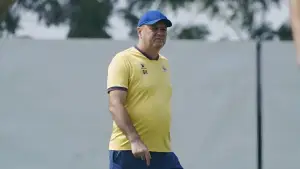 Bojan Hodak memimpin latihan skuad Persib jelang menghadapi PSM (Sumber: Instagram/@persib)