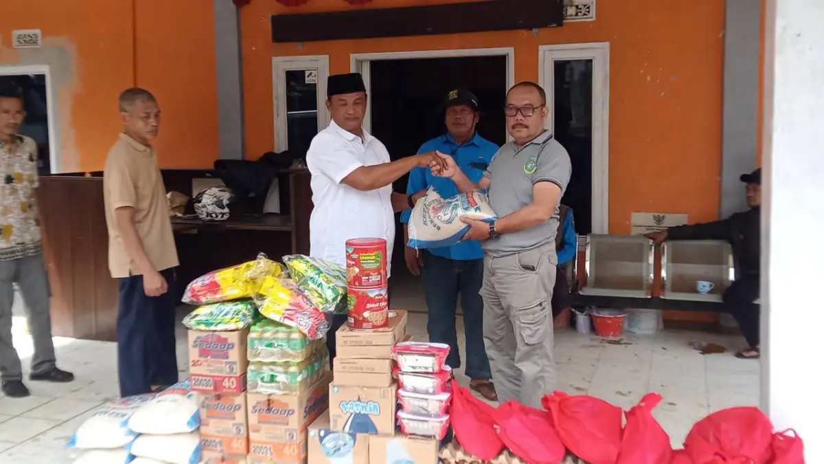Warga Bantu Warga! Aksi Solidaritas Warga Neglasari Salurkan Bantuan Untuk Korban Banjir Cimerang