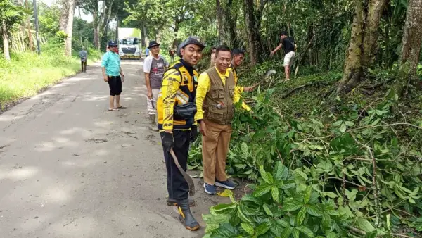 Para petugas UPTD PU Cicurug bersama Camat Bojonggenteng melakukan pemeliharaan bahu jalan Balitri-Pakuwon, Selasa (30/12/2025). (Sumber Foto: Istimewa)