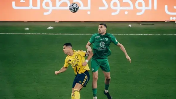 Duel Merih Demiral dengan Cristiano Ronaldo saat Al Nassr berhadapan dengan Al Ahli di ajang Saudi Pro League (Sumber: Instagram/@alahliclub.sa)