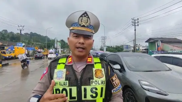 Kanit Turjawali Satlantas Polres Sukabumi, Iptu M Yanuar Fajar mengabarkan kondisi lalin di Exit Tol Parungkuda, Sabtu (3/1/2026). (Sumber Foto: Istimewa)