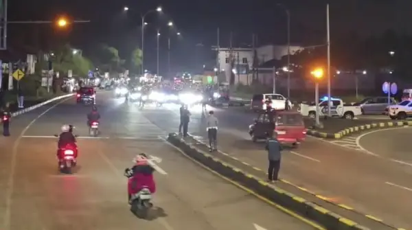 Petugas Satlantas Polres Sukabumi memberlakukan rekayasa lalu lintas one way untuk mengurai kepadatan arus balik di jalur Sukabumi-Bogor, Sabtu (3/1/2026) malam. (Sumber Foto: SU/Ibnu)