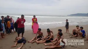8 wisatawan asal Cisaat berhasil dievakuasi petugas usai terseret ombak di Pantai Kebon Kalapa, Cisolok, Sukabumi. Minggu (4/1/2026). (Sumber: SU/Ilyas Supendi)