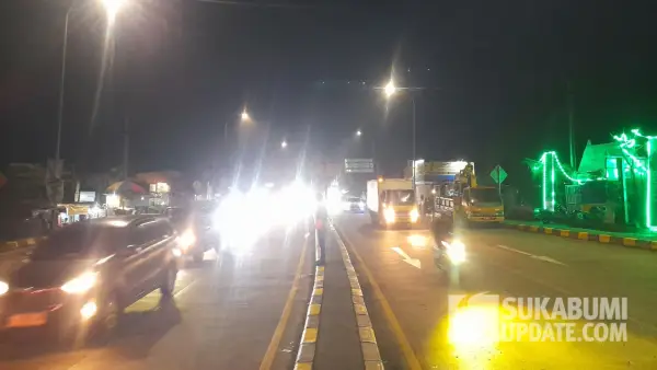 rekayasa lalu lintas one way sepenggal dari Simpang Ratu hingga Exit Tol Parungkuda untuk mengurai kepadatan arus balik kendaraan menuju Bogor, Minggu (4/1/2026). (Sumber: SU/Ibnu Sanubari)