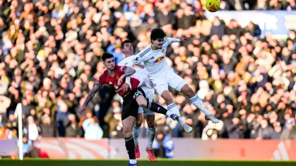 Duel Benjamin Sesko dengan Pascal Struick di laga MU vs Leeds (Sumber: web/leedsunited.com)