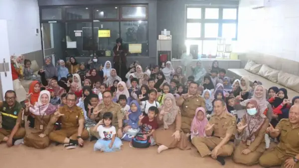 Sekda Kabupaten Suryaman Ade Suryaman saat membuka kegiatan Tandem Baper Diarpus Kabupaten Sukabumi yang diikuti 150 anak, Senin (5/1/2025). (Sumber: Prokompim Pemkab Sukabumi)