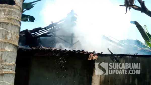 Kondisi bagian dapur rumah kosong di Desa Loji, Kecamatan Simpenan, Kabupaten Sukabumi yang hangus terbakar diduga akibat korsleting listrik. (Sumber Foto: P2BK Simpenan)