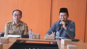 Sekda Kabupaten Sukabumi Ade Suryaman dan Ketua Komisi I DPRD Iwan Ridwan saat memimpin rapat yang membahas percepatan reforma agraria oleh GTRA. (Sumber Foto: Prokompim Pemkab Sukabumi)