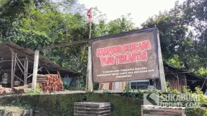 Sebuah banner protes yang terpasang di lokasi pergerakan tanah, Kampung Nyalindung, Desa Pasirsuren, Palabuhanratu, Sukabumi. (Sumber: SU/Ilyas Supendi)