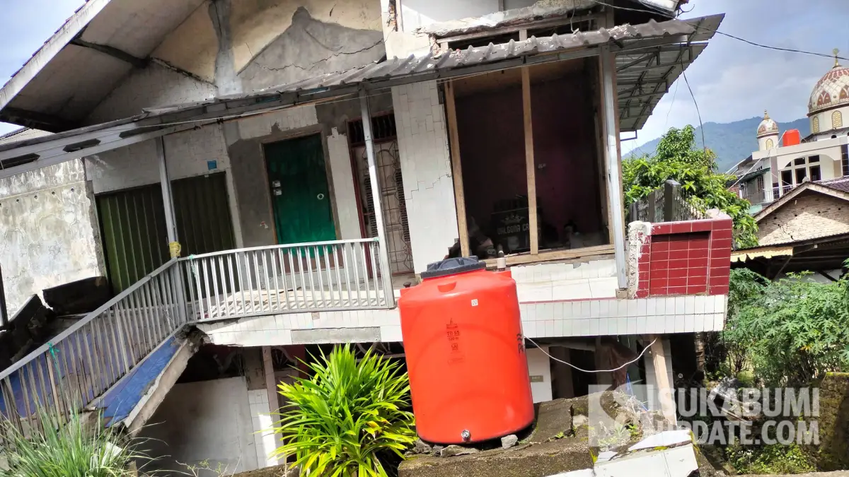 kondisi rumah terdampak pergerakan tanah di Kampung Nyalindung, Desa Pasirsuren, Kecamatan Palabuhanratu, Sukabumi.