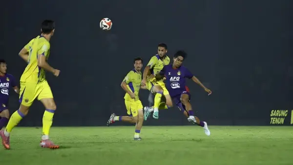 Aksi Luciano Guaycochea di laga menghadapi Persik Kediri. (Sumber: web/persib.co.id)