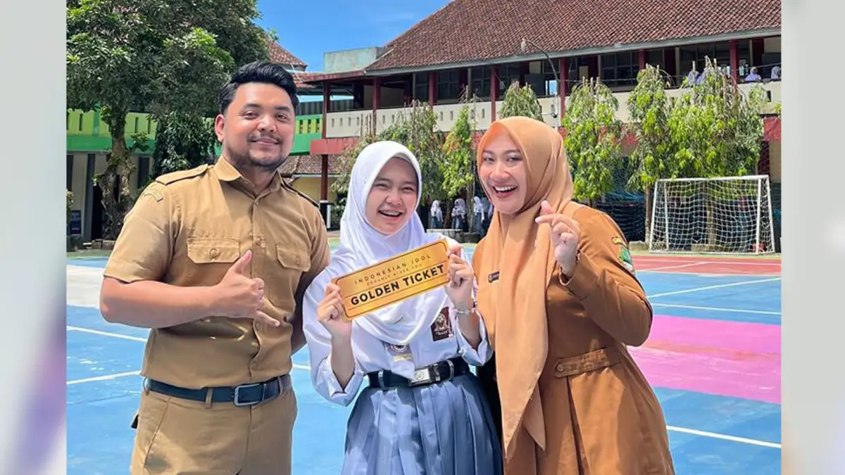 Syiva bersama dua gurunya di SMAN 1 Surade, Kabupaten Sukabumi menujukkan Golden Tiket Indonesian Idol.