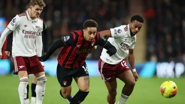 Aksi Julain Timber saat membela Arsenal vs Bornemouth di ajang Liga Inggris. (Sumber: web/afcb.co.uk)