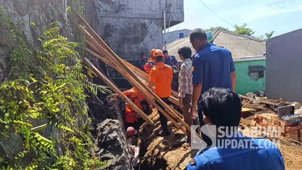 Momen tim SAR gabungan mengevakuasi dua buruh bangunan yang terjepit reruntuhan fondasi rumah di Palabuhanratu Sukabumi, Selasa (6/1/2026). (Sumber Foto: SU/Ilyas)
