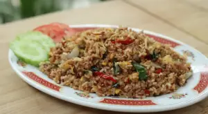 Resep Nasi Goreng Kornet, Makanan Gurih Pedas Praktis untuk Sarapan dan Bekal (Sumber : Youtube | Devina Hermawan)