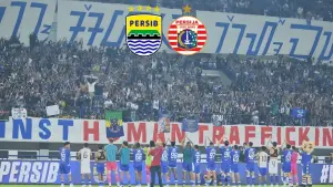Para pemain Persib memberikan bentuk ungkapan terima kasih pada Bobotoh setelah laga menghadapi Dewa United. (Sumber: Instagram/@andrewcadabra)