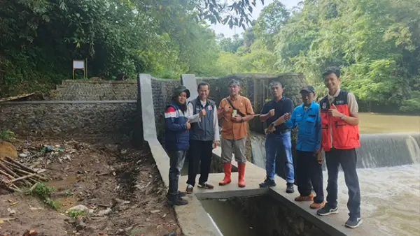 Anggota DPRD PKS Iwan Ridwan, dan Camat Cibadak Mulyadi, saat meninjau langsung lokasi pembangunan Intake Bendungan Benciko 2 pada Selasa, 30 Desember 2025. (Sumber : Istimewa.).