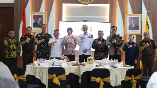 Jajaran Forkopimda Kota dan Kabupaten Sukabumi berfoto bersama AKBP Rita Suwadi dan Kapolres Sukabumi Kota baru AKBP Ardian Satrio Utomo, Rabu (7/1/2026). (Sumber : Prokompim Pemkab Sukabumi)
