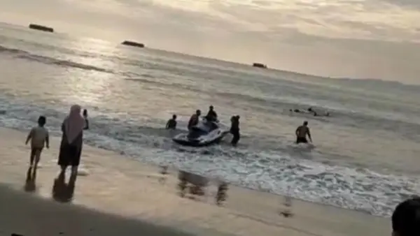 Seorang warga negara Arab Saudi berusia 39 tahun meninggal dunia setelah jet ski yang ditumpanginya terbalik di Pantai Buffalo, Palabuhanratu Sukabumi, Jawa Barat, Indonesia, pada Senin (5/1/2026). (Sumber : Istimewa)