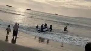 Seorang warga negara Arab Saudi berusia 39 tahun meninggal dunia setelah jet ski yang ditumpanginya terbalik di Pantai Buffalo, Palabuhanratu Sukabumi, Jawa Barat, Indonesia, pada Senin (5/1/2026). (Sumber : Istimewa)
