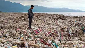 Sempat Viral 2023, Tumpukan Sampah Kain Kembali Hiasi Pantai Talanca Simpenan. (Sumber : SU/Ilyas).