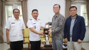 Wabup Sukabumi Andreas saat bertukar cendramata dengan Director of the Global Business Support Center Silla University, Prof. Jeong Hae Yong di Pendopo, Rabu (7/1/2026) | Foto : Pemkab Sukabumi