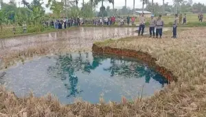 Fenomena Alam Sinkhole dengan air kebiruan yang baru-baru ini terjadi di sumbar (Sumber : X/@pemanahrasa101)