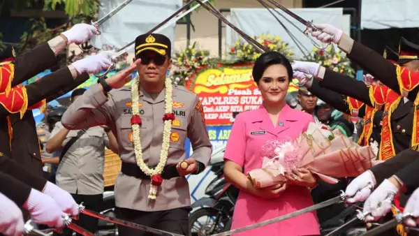 AKBP Ardian Satrio Utomo bersama Istri mendapat sambutan istimewa saat pertama kali tiba di Mapolres Sukabumi Kota, Rabu (7/1/2026). Keduanya disambut tradisi gerbang pora. (Sumber Foto: Dok. Polres Sukabumi Kota)