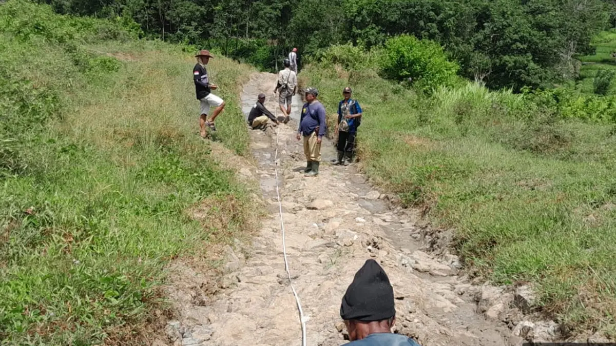Viral Jalan Rusak di Tegalbuleud, Pjs Kades Ungkap Status Jalan dan Rencana Perbaikan
