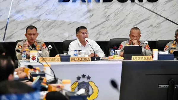 Wagub Jabar Erwan Setiawan saat mengikuti rapat pengamanan laga Persib Bandung vs Persija Jakarta. (Sumber Foto: Biro Adpim Jabar)