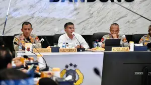 Wagub Jabar Erwan Setiawan saat mengikuti rapat pengamanan laga Persib Bandung vs Persija Jakarta. (Sumber Foto: Biro Adpim Jabar)