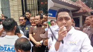 Ratusan kader Diaga Muda Indonesia (Diaga) Sukabumi Raya aksi di Kantor Kejaksaan Negeri Kabupaten Sukabumi, Kamis (8/1/2026) | Foto : Ibnu Sanubari