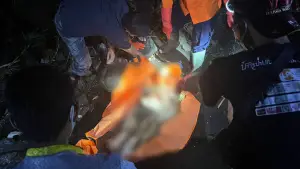 Sosok mayat tanpa kepala di Ciracap, Sukabumi saat dievakuasi oleh petugas. Kamis (8/1/2026) malam. (Sumber : Istimewa)