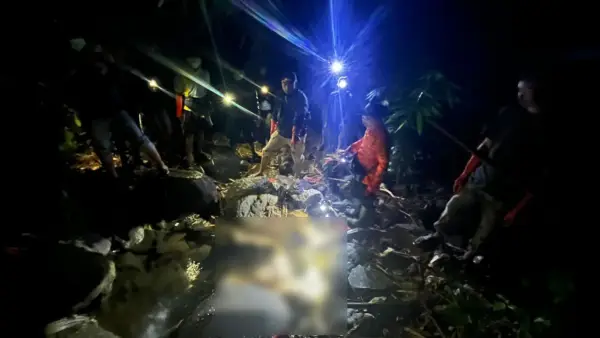 Para petugas sesaat sebelum melakukan evakuasi mayat tanpa kepala di Ciracap, Kabupaten Sukabumi. Kamis (8/1/2026) malam. (Sumber: Istimewa)